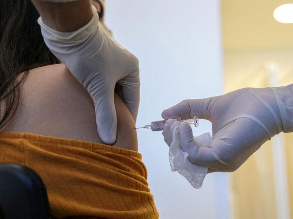 Administración de una vacuna contra el coronavirus en Brasil.