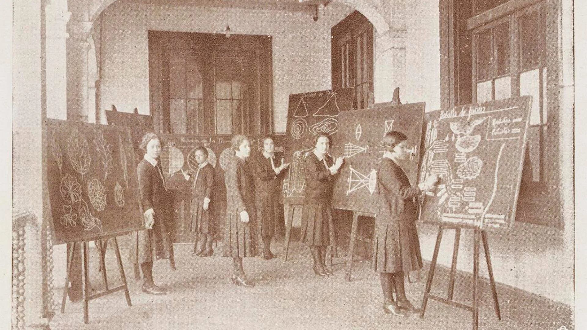 Alumnas realizan prácticas de sus clases en el primer centro para ellas (1926). | Folleto Escuela Normal de Preceptoras